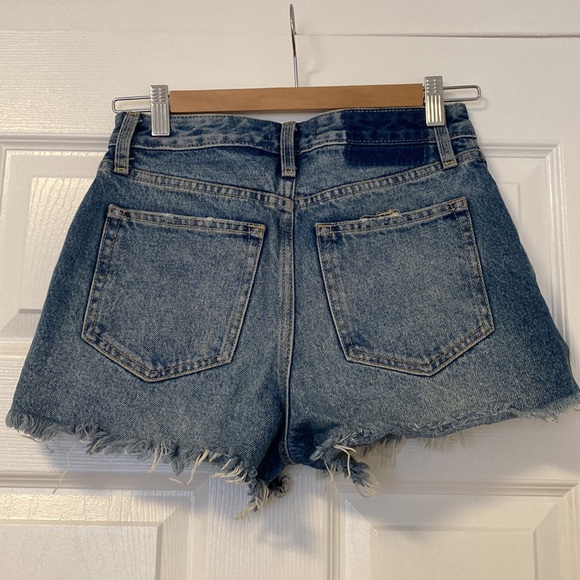 Abercrombie & Fitch Annie high rise short. Worn once. Size 25/0 - Picture 2 of 3
